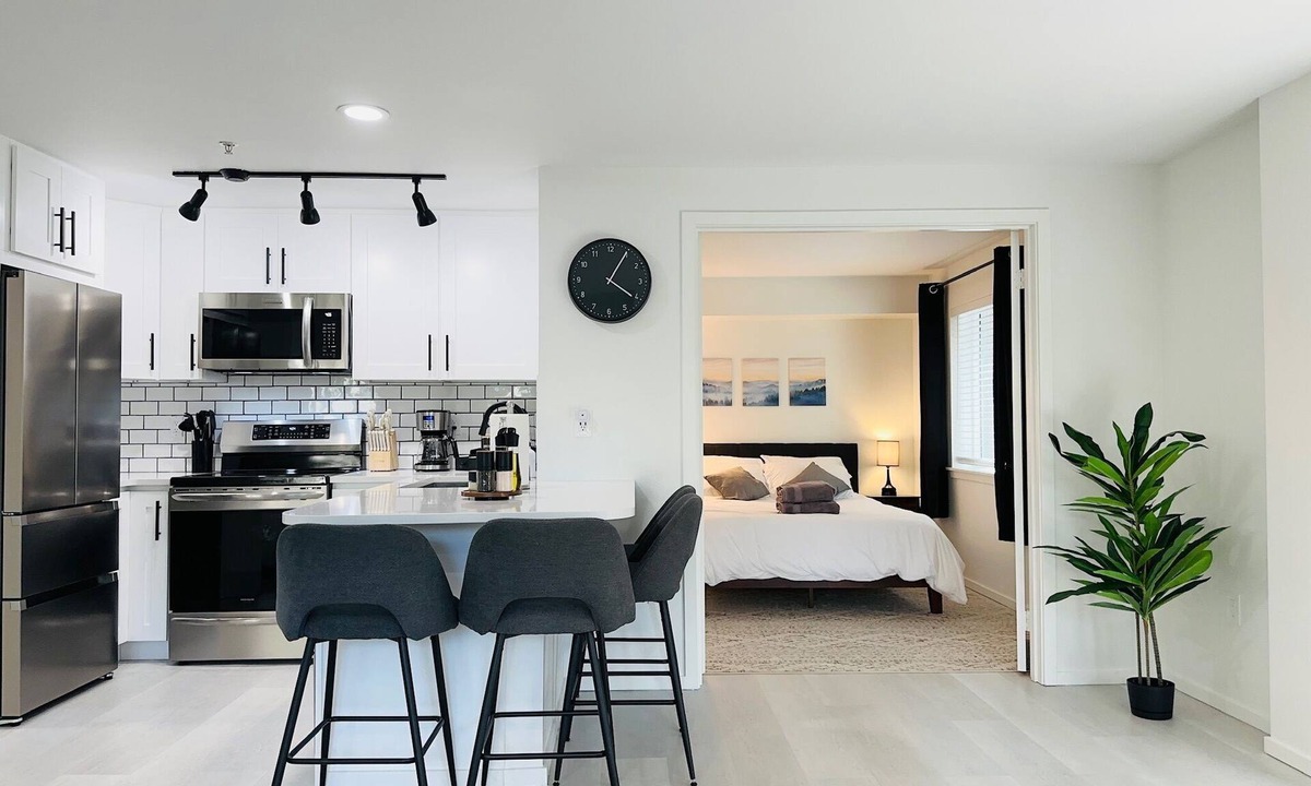 Belltown Condo | 0.3 Miles to Space Needle! 2Br/2Ba Belltown Condo w/Free Garage Parking + AC