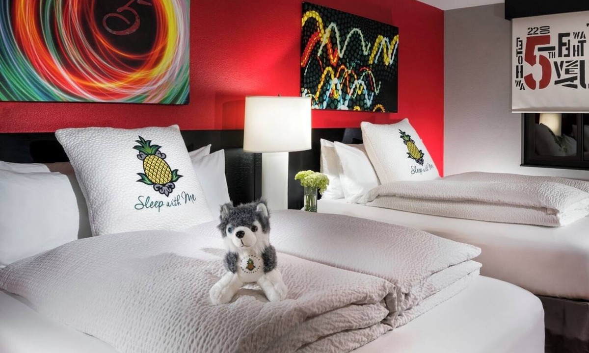 Belltown Hotel | 2 Vibrant Rooms Near Space Needle w/Designer Toiletries & Funky Decor
