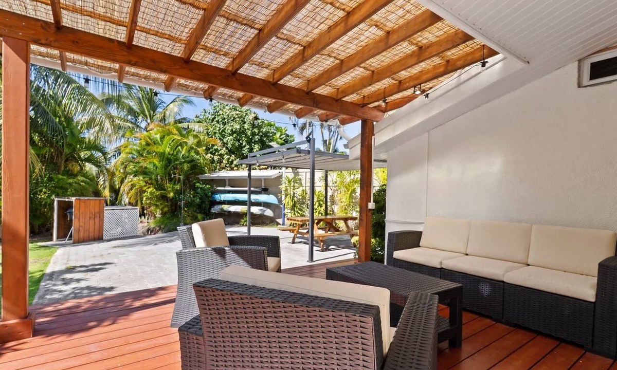 Tiahura House | 2BR Moorea Retreat With Private Canal BBQ