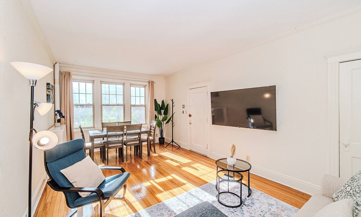 North Brookline Apartment | 2min->Coolidge&GreenT/King Bed/Full Kitchen/Arcade