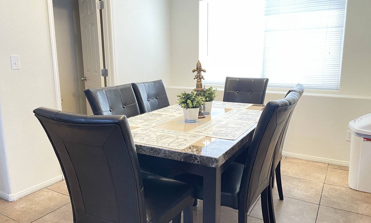 Sunrise Manor House | 3 bedroom fast wifi 15 min to strip Fremont street