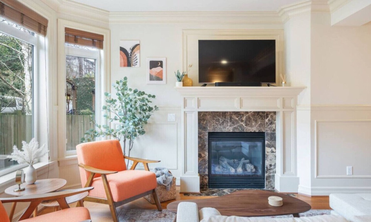 Lower Queen Anne Villa | 3BR 2BA Tudor Townhouse on Queen Anne, Seattle- w View!