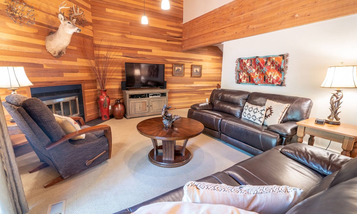 Deer Valley House | 3BR Lakeside Condo at Deer Valley Snowpark Base - Free Shuttle & Bus