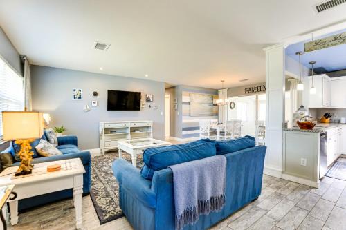 Venice Gardens House | 4 Mi to Venice Beach: Home w/Patio & Yard