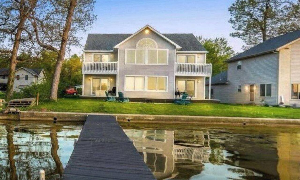 North Webster House | 4BR Lakefront · Pier · Game Room · Sleeps 16+