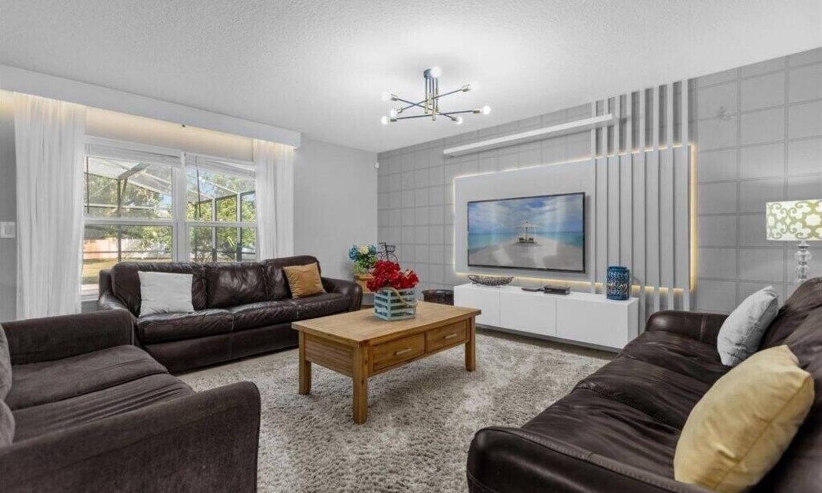 Crystal Cove House | 6 Bedrooms/4.5 Bathrooms/Crystal Cove (957 EG)