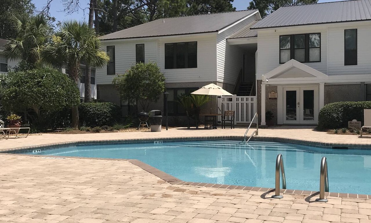 Saint Simons Island Condo | A retreat that can't be beat! 1 bed/1 bath, by the pool and close to everything