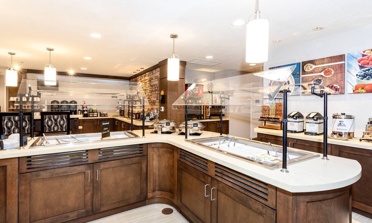 Hollywood Apartment | ADA 2BR Suite w/Accessible Tub | Free Breakfast!