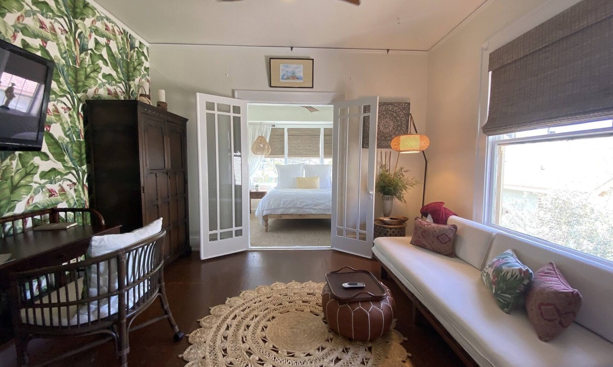 San Jacinto Bed & Breakfast | Balinese Room @ The AveO! Full Hot Breakfast! 4 Block to Beach! GVR04326