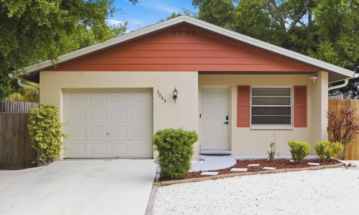 Ridge Wood Heights House | BAREFOOT BUNGALOW- 1O MINUTES TO SIESTA BEACH AND AMENITIES! PET FRIENDLY!