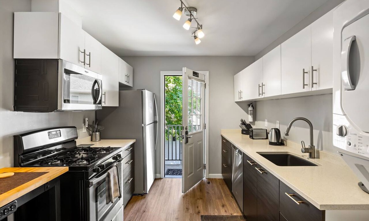 Brookwood Apartment | (BC1bL) Cute Condo, Walkable to Midtown, 1 Block from MARTA