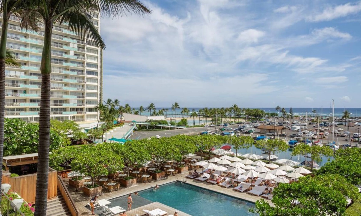 Waikiki Resort | Beachfront Dream! Pools, Bar, Mini-Market, Gift Shop
