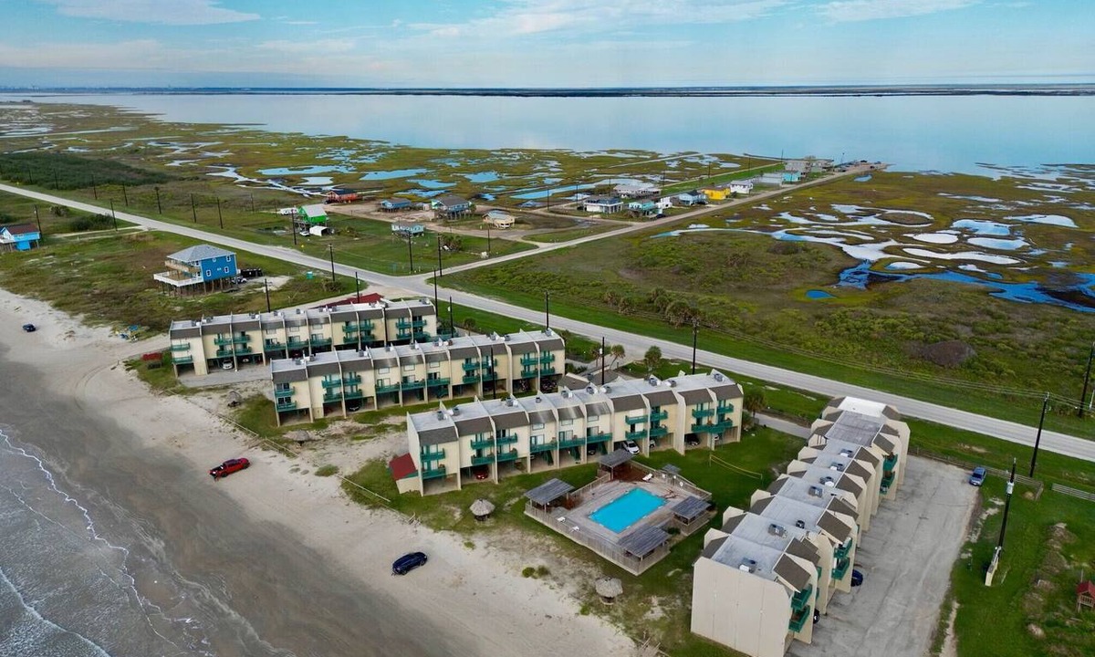 Freeport Condo | Beachfront One Bedroom Condo with a Pool/2 nights or 7 nights. Pet friendly!