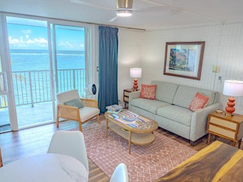 Punaluu House | Beachfront Studio w Amazing Views