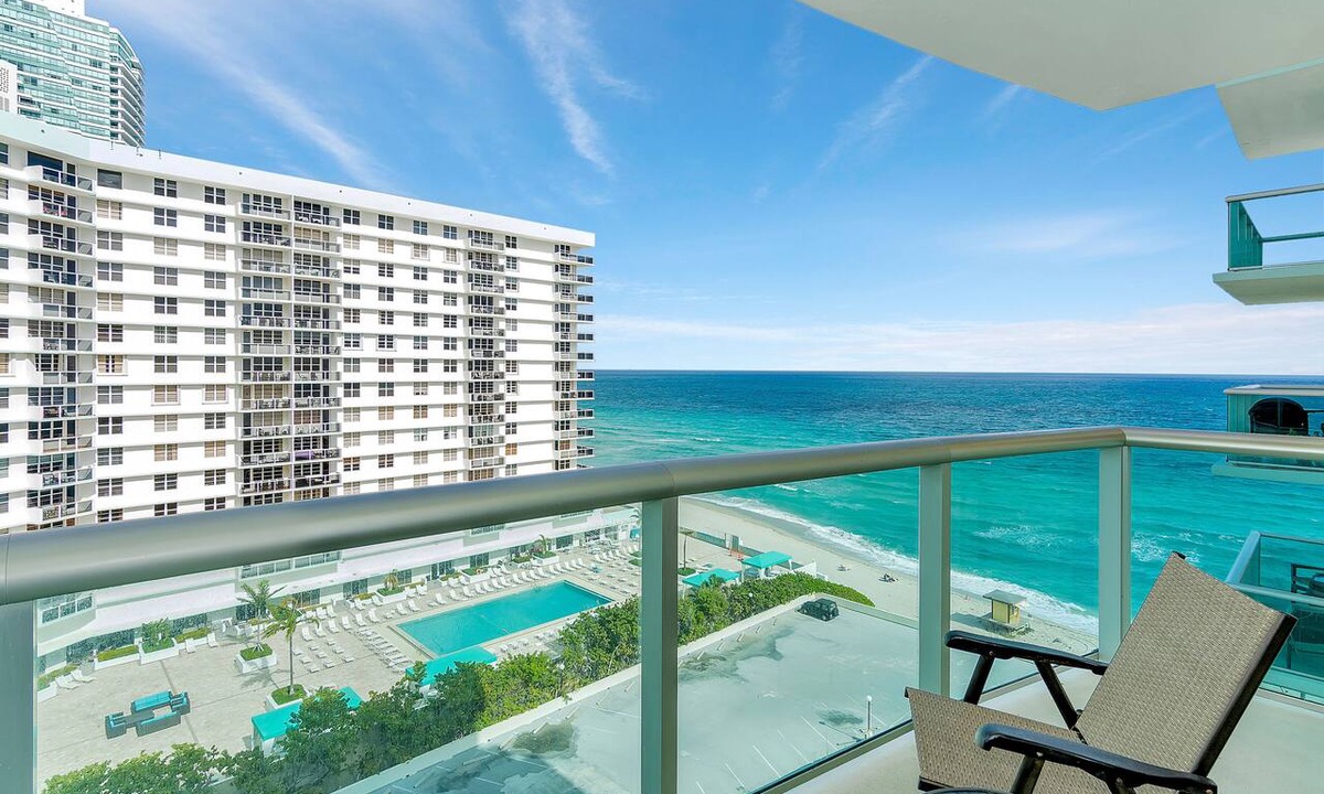Hollywood South Central Beach Condo | Beautiful apartment with ocean view on Hollywood Beach