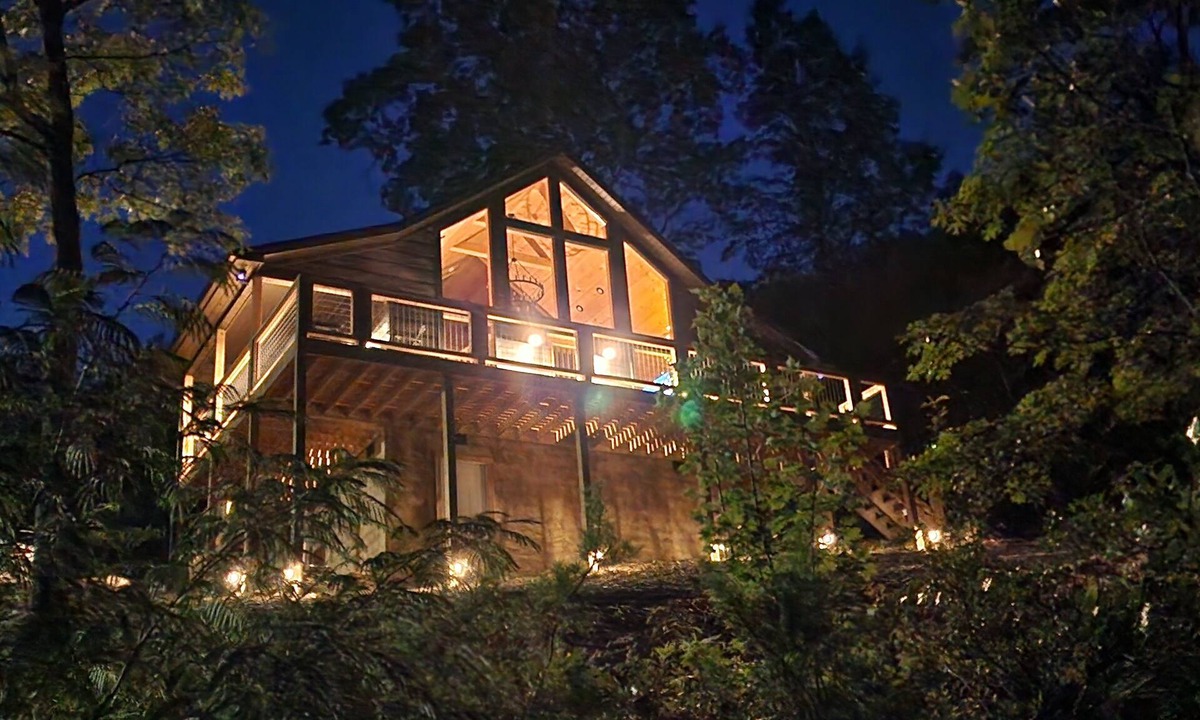 Smoky Mountains Cabin | Beautiful modern cabin, with amazing mountain views and enchanting sunsets.