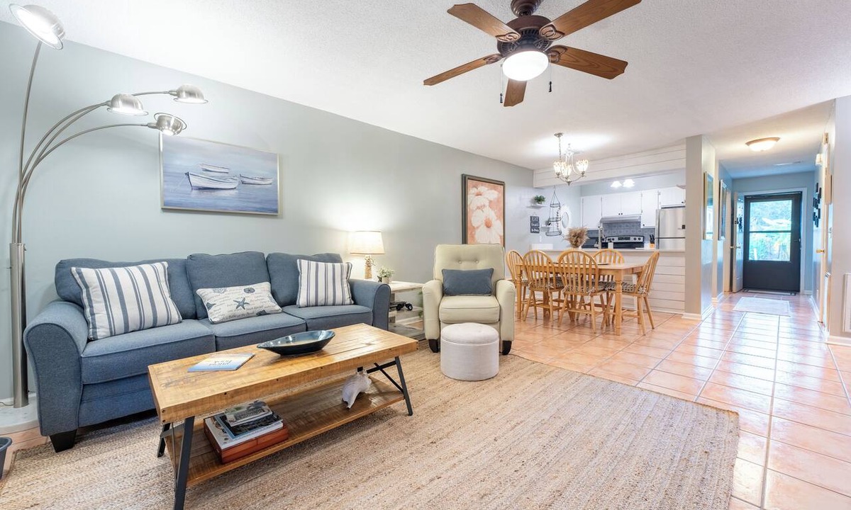 Saint Simons Island Condo | Bring pets! Steps2pool, bike2beach, easy on/off island, 3 beds, bikes incl!