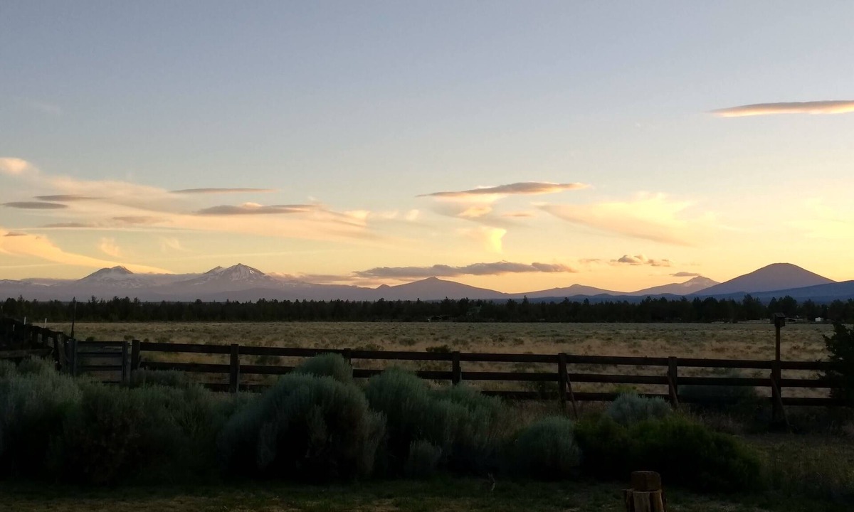 Crooked River Ranch House | Central Oregon Escape - Mountain Views - Hot Tub - AC and Fireplace