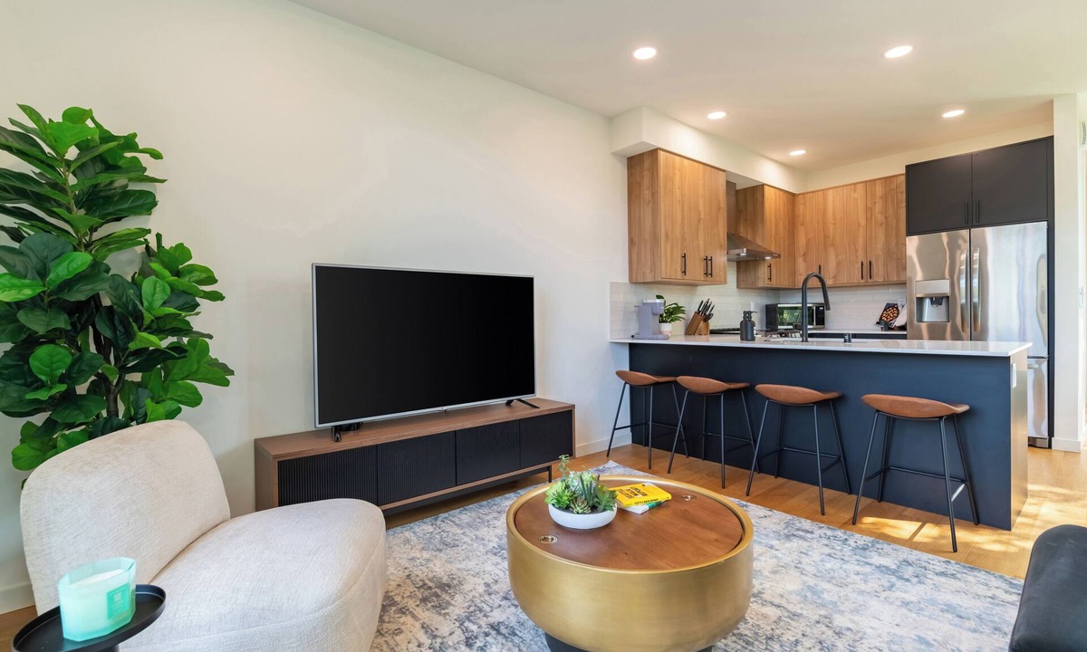 Atlantic House | Central Seattle Nearby Downtown and Stadiums with A/C, Parking & Transit Access
