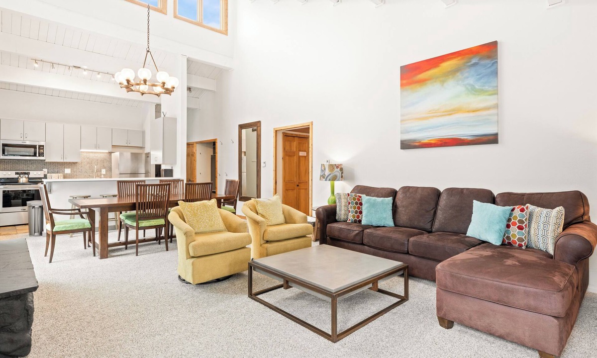 Four O'Clock Condo | Central, Top Floor Unit, Close to Lift and Town