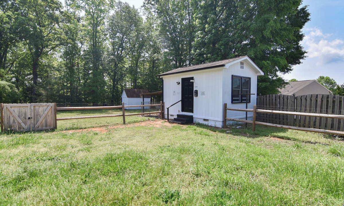 Bowling Green Apartment | Charlotte tiny home getaway 5 min to lake Wylie 20 minutes to downtown Charlotte