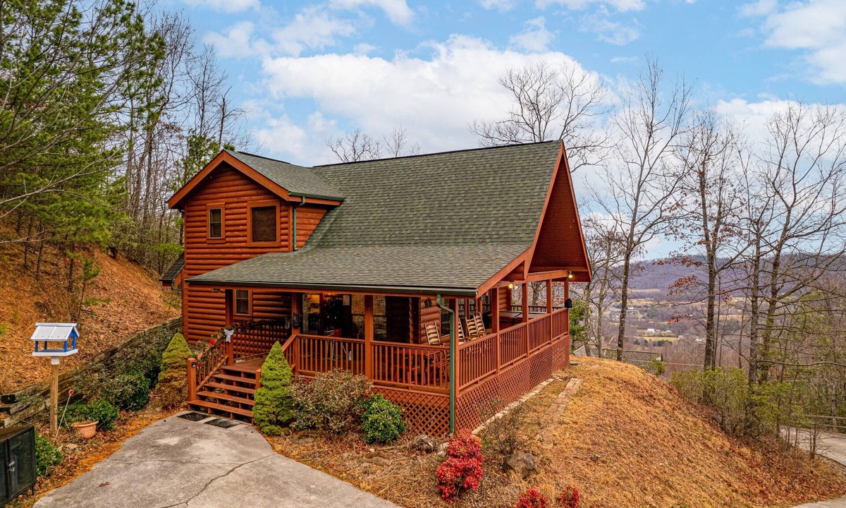 Smoky Mountains Cabin | Charming 2-Bed Cabin with Mountain Views!