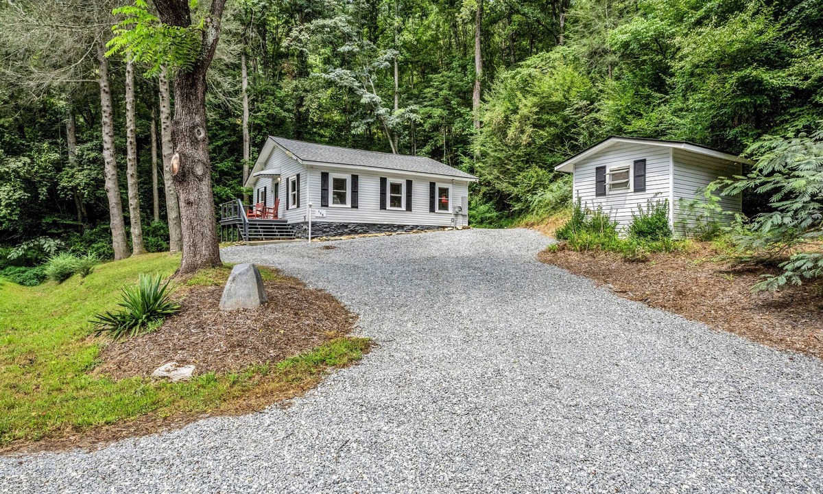 The Peaks at Lake Lure Cottage | Charming 3-Bedroom Cottage – Perfect for Family Getaways!"