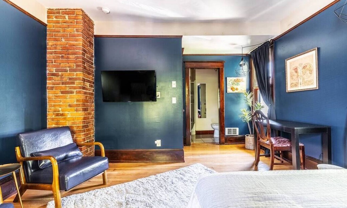 Broadway Hotel | Charming B&B Studio in Capitol Hill Room 1