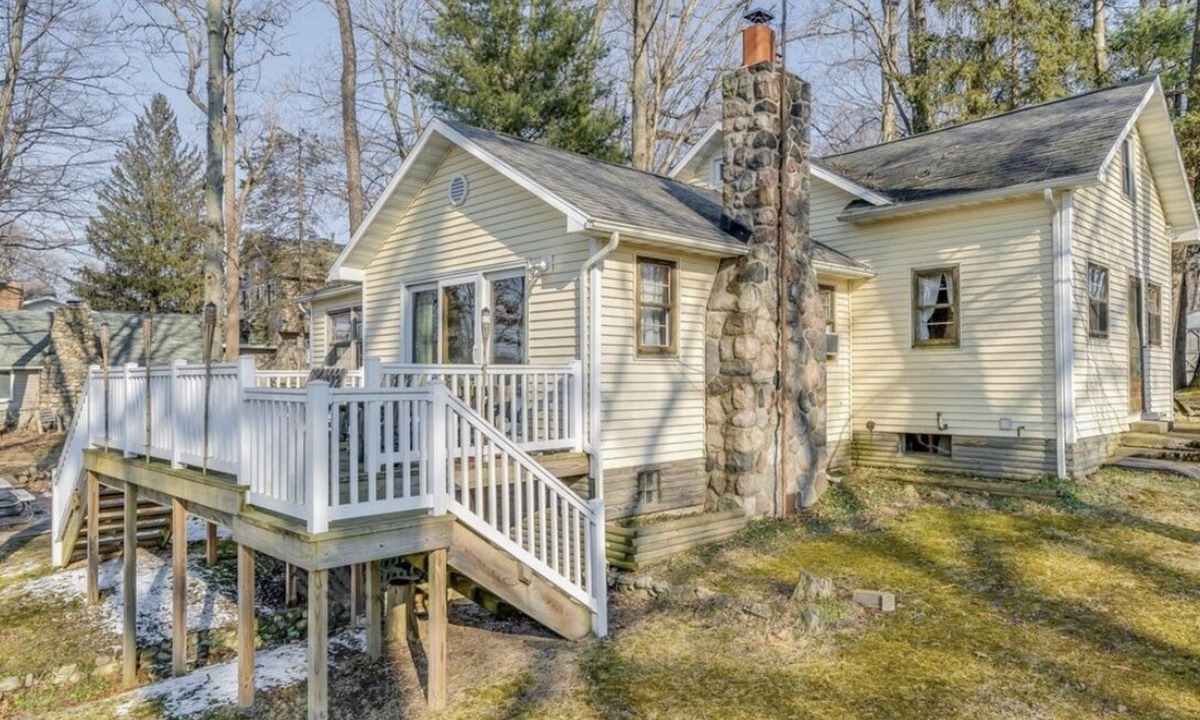 Vandalia Cottage | Charming Lakefront Cottage