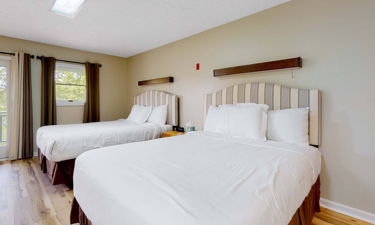 Baneberry House | Charming Studio, Sleeps 4, Close to Douglas Lake
