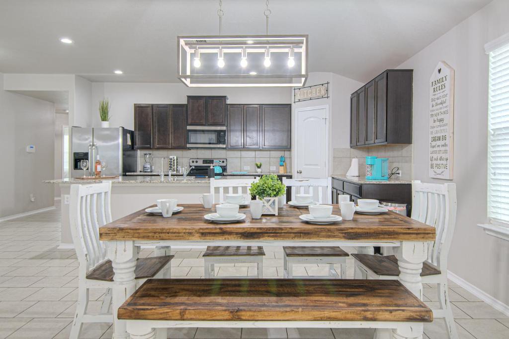 Solana Ridge House | Cheerful 4 bedroom close to Lackland , Sea world