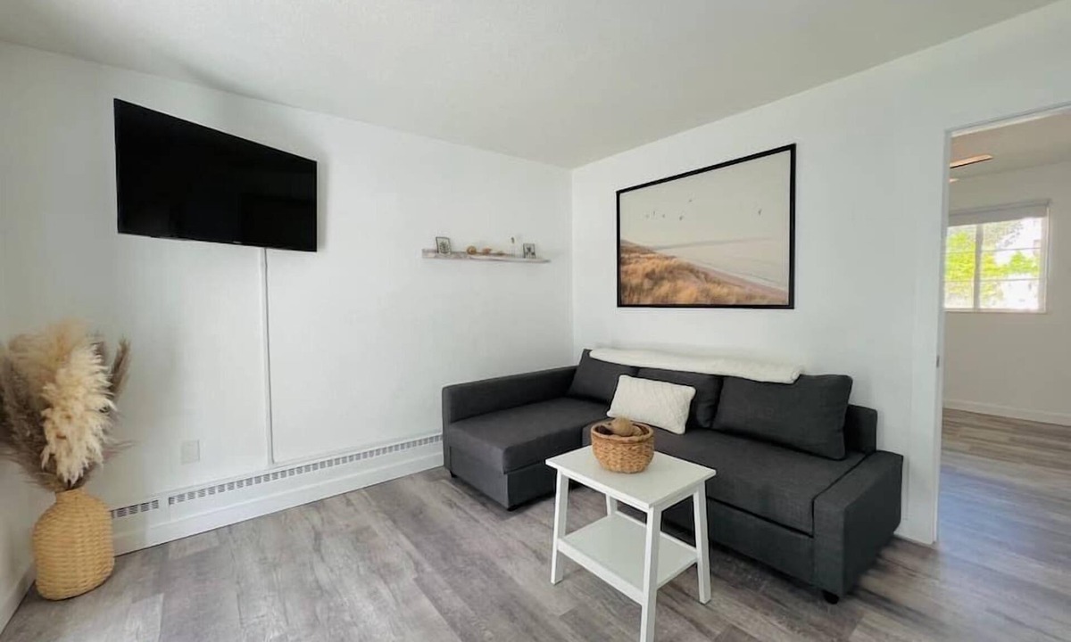 Lauderdale Beach Apartment | Clean, Cozy Boutique Hotel 1b/1b. Steps from Beach