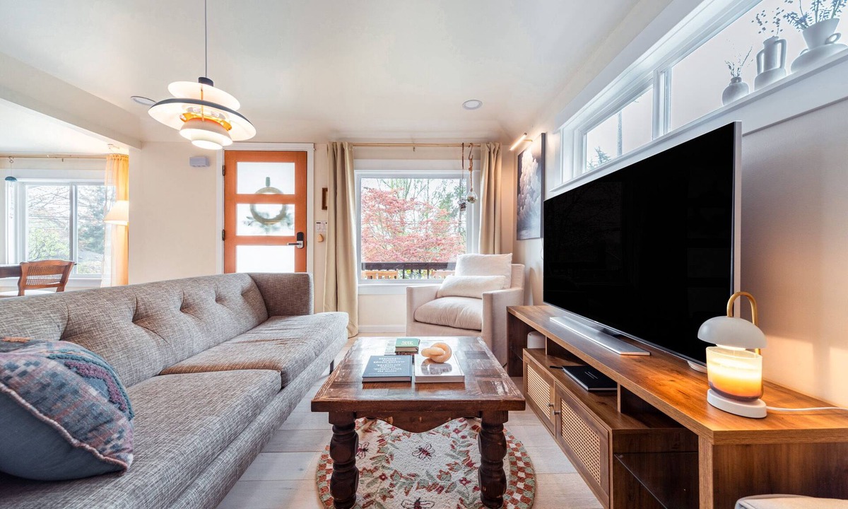 Maple Leaf Cottage | Cloud Cottage - Private oasis 10 mins to downtown Seattle