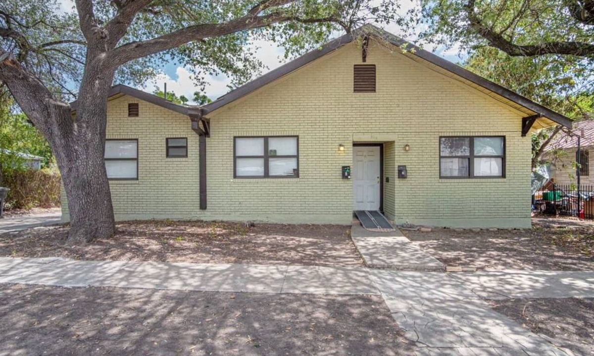 Nevada Street Apartment | Cozy Downtown Guest House 2BR/1BA Sleeps 8