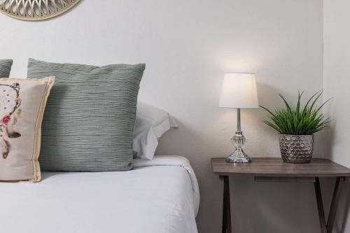 Taku - Campbell Apartment | Creekside Two-Bedroom Apartment Near Airport
