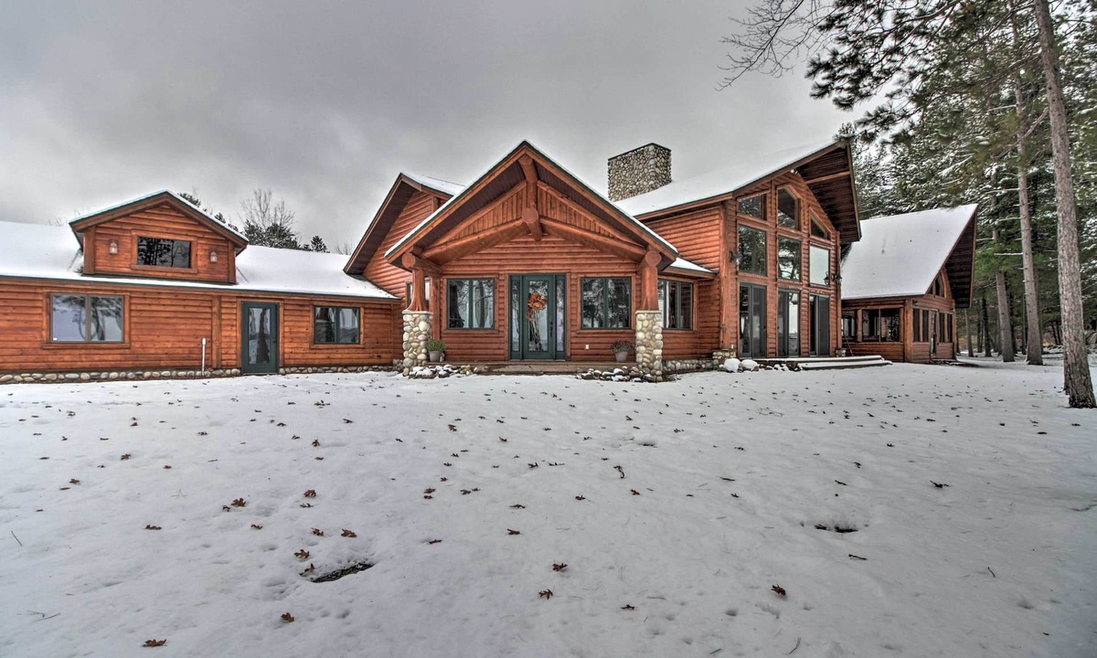 Emily Cabin | Dock, Fire Pit & Beach! Expansive Ruth Lake Home