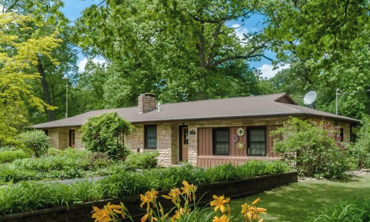 Kendall House | Dog-Friendly Nature Escape with Hot Tub & Fire Pit