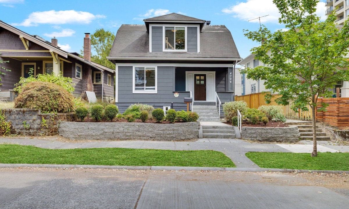 University District House | Entire Upgraded House 7BR/6BA w/AC Walk to Light Rail, Restaurants & Grocery