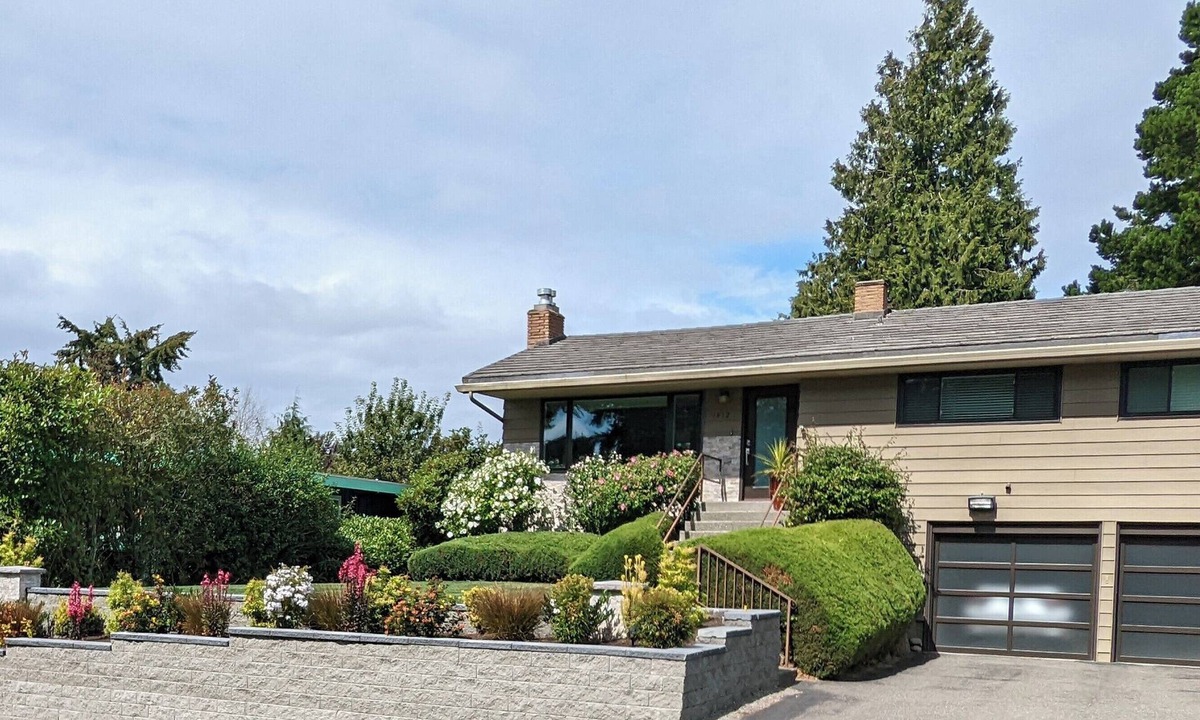 Seattle Metro Area House | Exceptional 3 bedroom/3 bath +Office - Shorewood on the Sound!