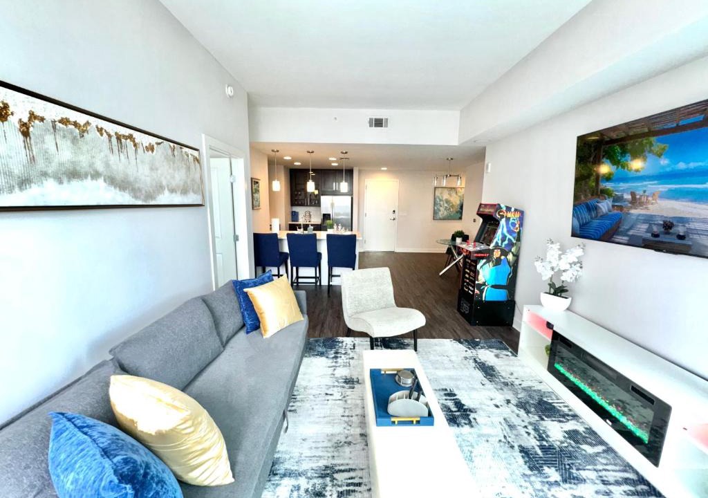 North Buckhead Apartment | Executive 3BR Buckhead PenthousePoolBalconyWalk to Lenox,Phipps Plaza & Marta