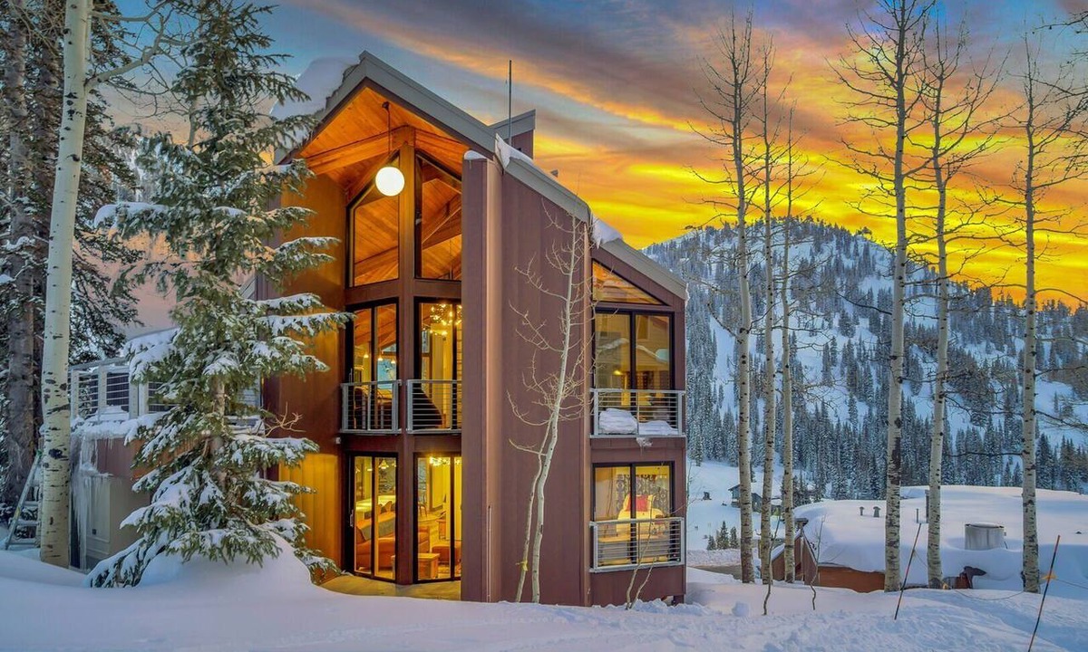 Salt Lake Mountain Resorts Condo | Experience the Epitome of Luxury in this Gorgeous Unit with Hot Tub