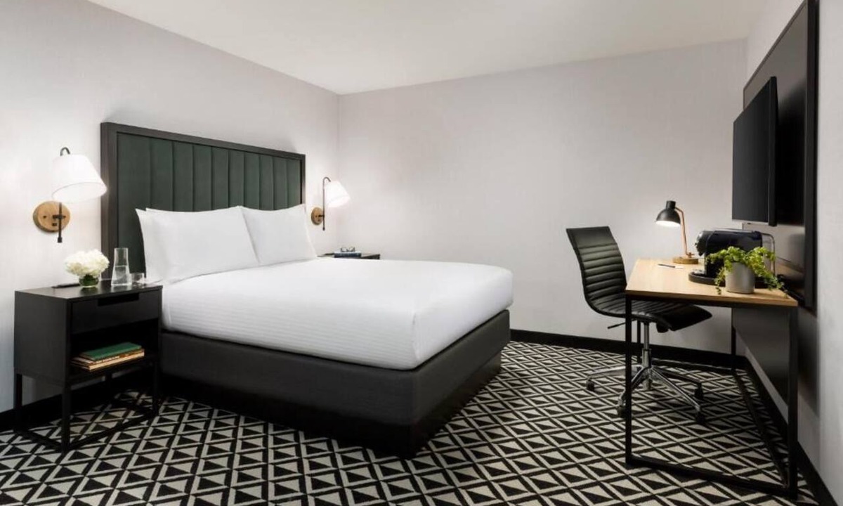 Brookline Hotel | Explore and Unwind in a Beacon Street! Close to Coolidge Corner Theatre