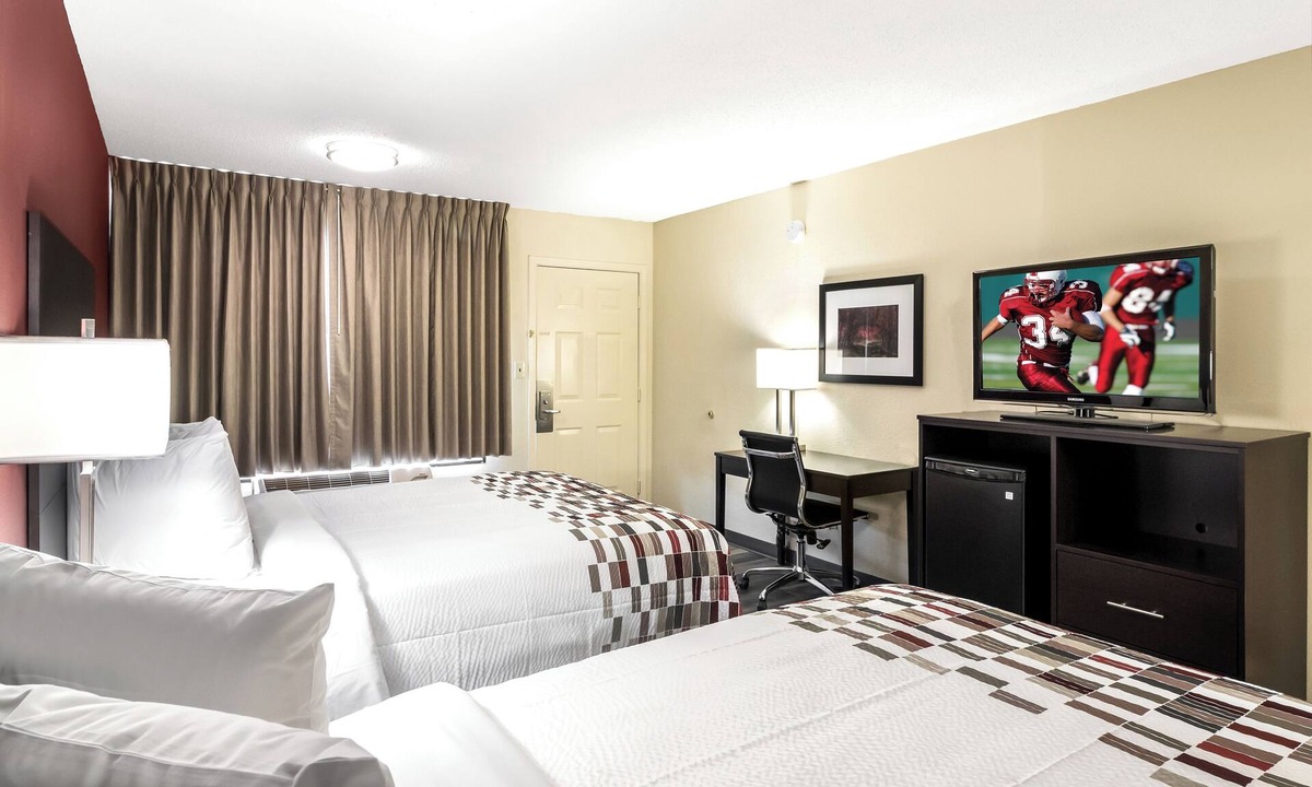 Dandridge Hotel | Explore TN: Affordable Room Near Patriot Park & SkyLand Ranch