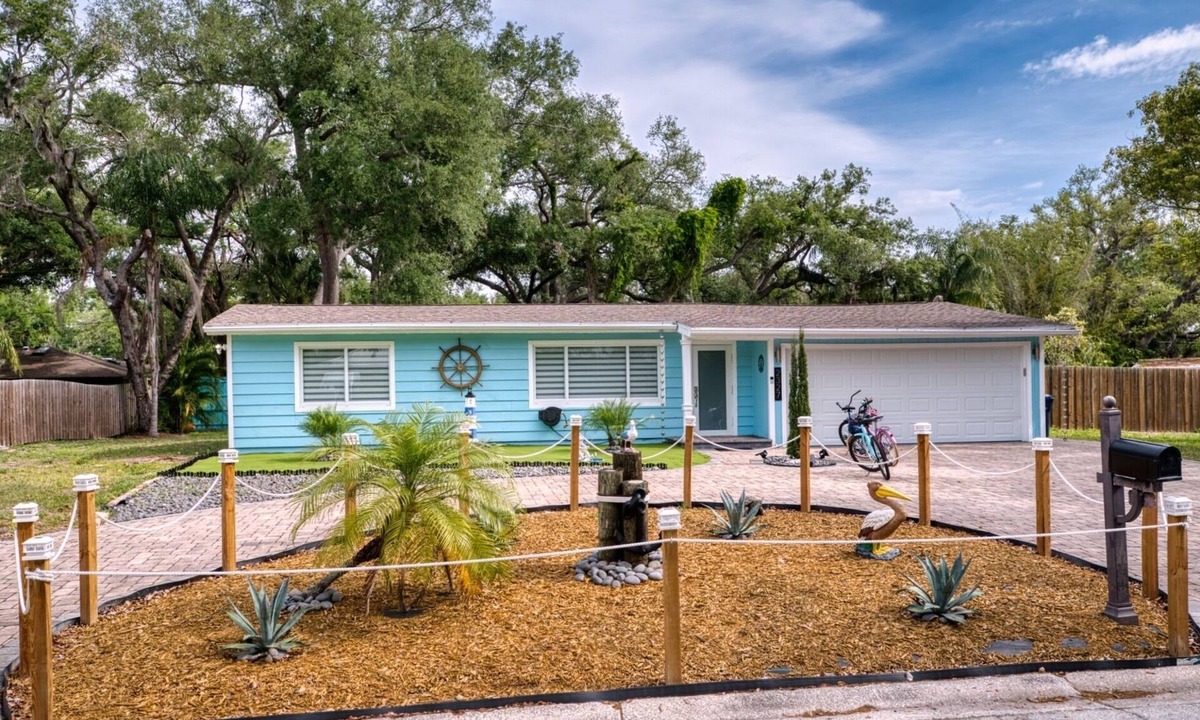 South Sarasota House | Family getaway 5 miles to Siesta Beach. Heated private Pool, bicycles.Sleep 10.