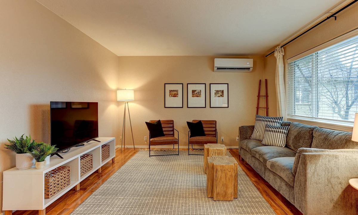 Redmond House | Fantastic Single Level Retreat, Pet Friendly, Near Downtown Redmond, Fenced Yard, AC, Washer/Dryer