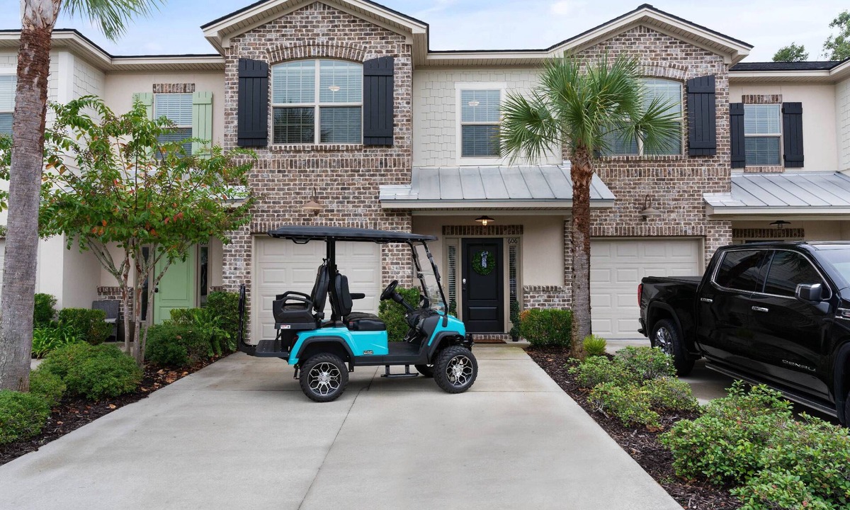 Epworth Acres House | Fully Stocked Kitchen | Golf Cart | Bikes | Beach Gear | Large Master Suite | Pool | Screen Porch