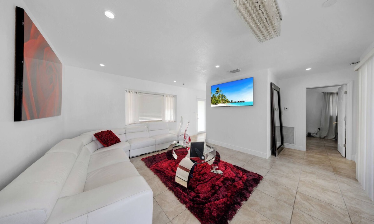 Miami Gardens House | Hard Rock Stadium 5 min Home Pool Retreat