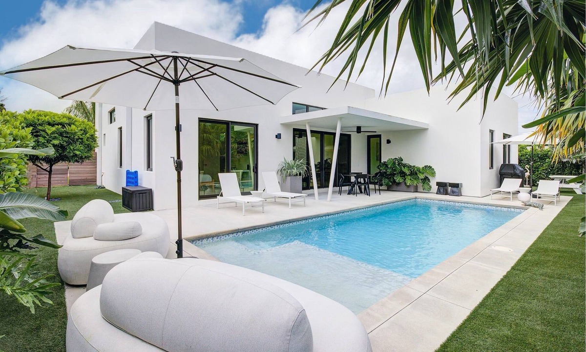 Tropic Palms House | Heated Saltwater Pool, Full Gym, BBQ Grill, Yoga Area, 6 Mins to Beach