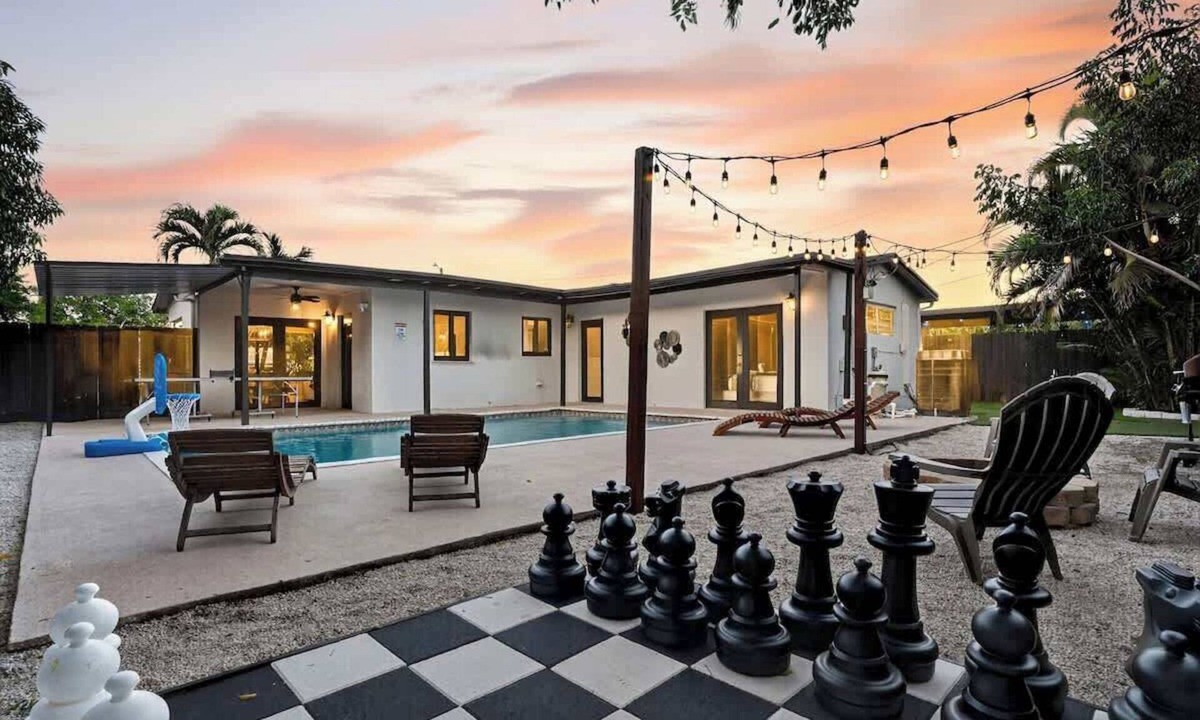 Driftwood House | Hollywood Haven Private Pool BBQ Mini Golf