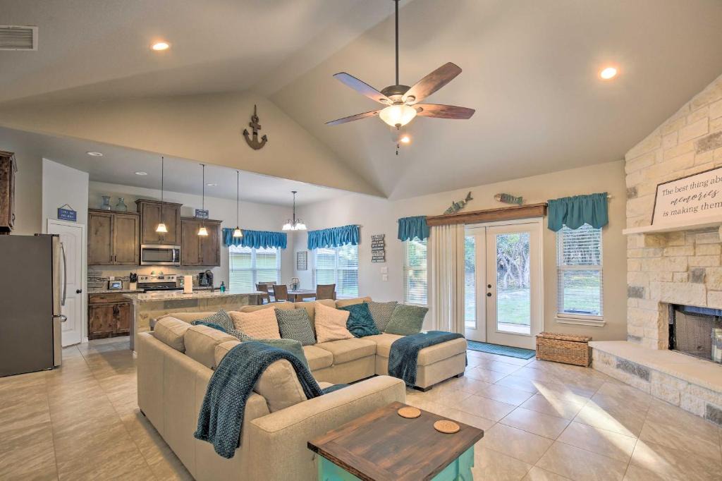 Canyon Lake House | Idyllic Canyon Lake Home with Marina Nearby!